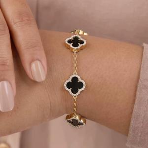 สร้อยข้อมือทองคำรูปใบโคลเวอร์สุดหรู ประดับด้วยพลอยออนิกซ์สีดำและเพชร CZ  ของขวัญสุดพิเศษสำหรับเธอ - Product Image 2