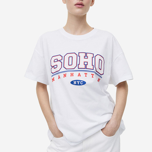 Camiseta de Mujer 100% Algodón con Logotipo Personalizado, Diseño Moderno y Estilo Urbano - Product Image 4