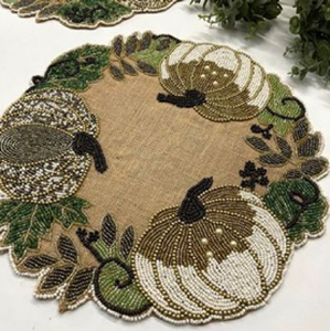 Chemin de table perlé fait main sur le thème de la récolte de la cornucopia de Thanksgiving, avec citrouilles et raisins, disponible à prix de gros - Product Image 4