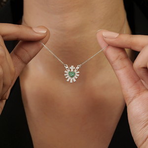 Collar con Colgante de Corazón Sagrado con Esmeralda y Diamantes, Diseño Único y Minimalista, Oro Blanco Puro de 14K, Joyería Hecha a Mano para Mujer - Product Image 2