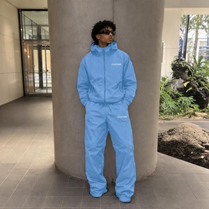 Conjunto de Chaqueta y Pantalones Cortavientos para Hombre, Personalizado con Serigrafía Reflectante, Chaqueta Ligera y Pantalones, Fabricante de Ropa Urbana - Product Image 4