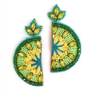 Boucles d'oreilles pendantes tendance en perles, bijoux de créateur faits main de luxe à prix abordable - Product Image 1