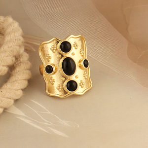 Bague Statement en Onyx Noir Lisse, Plaqué Or 18 carats, Laiton Massif, Design Bouclier Vintage Traditionnel, Unisexe, Ajustable - Product Image 4