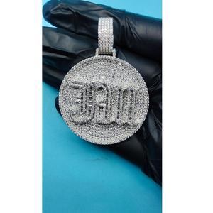 Colgante de Moissanita Personalizado con Letra Gótica, Joyería de Lujo Estilo Hip Hop, Pieza de Diseño Unisex de Alto Brillo - Product Image 1
