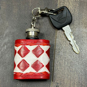 New 2026 Personalised Hand <b>Tooled</b> Genuine Cowhide Leather Mini Hip Flask Keychains OEM ODM Checkered Pattern With Metal Hook - Product Image 4