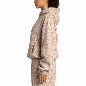 Conjunto Deportivo de Dos Piezas Unisex con Sudadera Holgada con Estampado de Leopardo y Pantalones Deportivos a Juego - Product Image 3