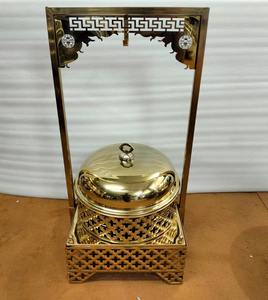 Un réchaud standard comprend une cuve alimentaire, une cuve à eau, un couvercle et une source de chaleur tels que des bidons de carburant ou un chauffage électrique. - Product Image 1