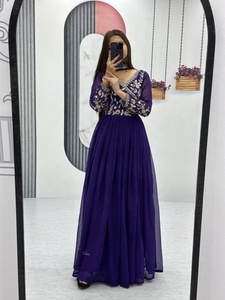 Collections de salwar kameez prêts-à-porter de créateurs haut de gamme, vêtements indiens et pakistanais à motifs floraux brodés, vêtements pour adultes dessinés à la main - Product Image 5