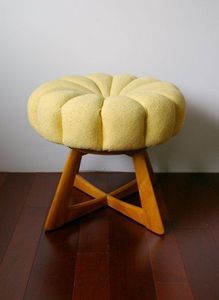 Banc ottoman en bois minimaliste de luxe avec revêtement en tissu pour la chambre à coucher et la zone de dressing - Product Image 2