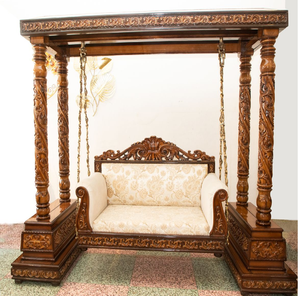 Balançoire royale en bois sculpté avec des accents dorés et un grand cadre de toit, disponible à prix de gros. - Product Image 5