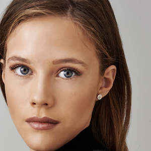 Hermosos Pendientes de Oro de 14k con Moissanita Baguette en Engaste de Canal, Pendientes Pequeños de Oro Puro Sólido en Forma de Disco de 14K - Product Image 5