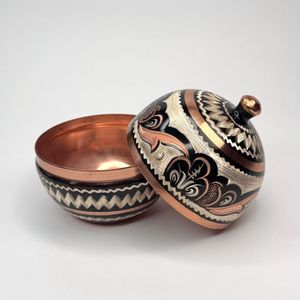 Azucarero de Lujo Pintado a Mano en Blanco y Cobre con Tapa, Jarra Decorativa para Dulces con Pedestal Floral, Vajilla Premium para Exhibición en Restaurantes - Product Image 2