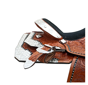 Silla de montar western de cuero marrón para carreras de barriles, con conchos cuadrados de metal tallados a mano con motivos florales y estampado plateado, y asiento de gamuza negra. - Product Image 3