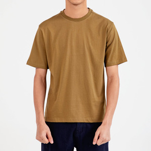 เสื้อยืดผู้ชายเนื้อผ้าบางเบา ระบายอากาศดี สีพื้น ผลิตตามแบบ OEM ผ้าฝ้ายสีน้ำตาลล้วน คอกลม ขายส่ง เสื้อยืดแขนสั้นสีน้ำตาลล้วน - Product Image 1