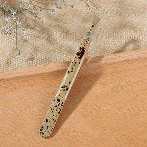 Pinzas de Cejas de Acero Inoxidable Dorado de Primera Calidad con Punta Inclinada, Recubrimiento en Polvo, Herramienta Profesional de Maquillaje y Belleza - Product Image 4