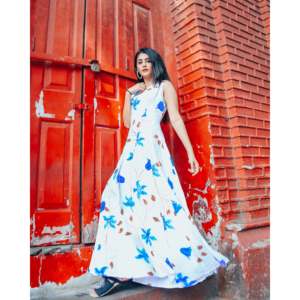Robe trapèze blanche faite à la main avec imprimé floral bleu, taille empire, taille XS - Product Image 1