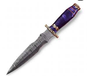 Outil utilitaire extérieur artisanal en acier Damas sur mesure, avec garde sculptée en laiton ornemental et manche en résine nacrée violette - Product Image 5