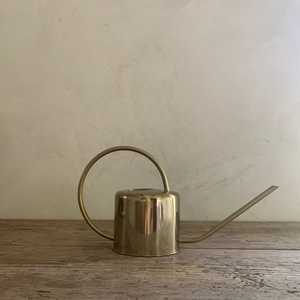 Arrosoir en métal vert avec bec doré et détail de gant brodé pour le jardinage - Product Image 3
