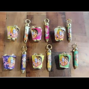 Célébrez la dévotion et la couleur avec ce coffret cadeau festif sur le thème de Radha Krishna, magnifiquement conçu pour sublimer les rituels de pooja. - Product Image 1