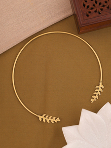 Collar con colgante de hoja de oro para mujer - Product Image 1