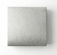 Table basse carrée moderne anti-traces de doigts en acier inoxydable, table d'appoint au design métallique élégant pour les intérieurs contemporains