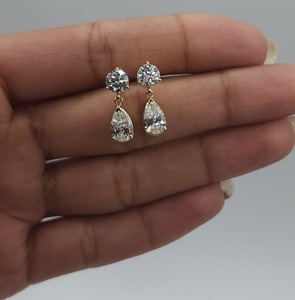 Boucles d'oreilles pendantes à deux pierres en or massif 14 carats avec diamants de laboratoire de 2,60 carats, taille poire et ronde, pour femme, idéales pour les occasions festives - Product Image 2