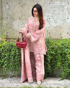 Conjunto de diseñador con top de georgette sintético estampado digitalmente, pantalón y dupatta, completamente cosido y listo para usar. - Product Image 2