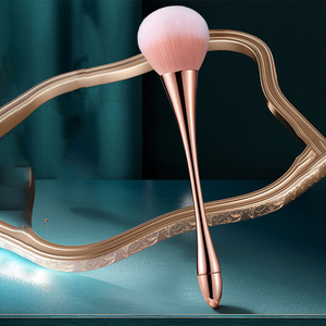 Brocha de Maquillaje Grande Tipo Abanico, con Cerdas Suaves de Fibra Sintética, Mango en Forma de Reloj de Arena, para Polvo Facial, Rubor e Iluminador - Product Image 5