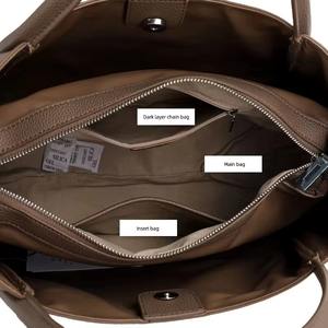 กระเป๋าสะพายไหล่หนังแท้กันน้ำสำหรับผู้หญิง ดีไซน์หรูหรา สีน้ำตาลอมเทา หูหิ้วคู่ จุของได้เยอะ มีช่องใส่ของหลายช่อง - Product Image 2