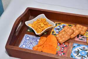 Plateau en bois artisanal, plateau de service en bois naturel pour café, thé, collations et usage décoratif - Product Image 5