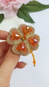 Elegante Broche Hecho a Mano con Bordado de Lujo y Lentejuelas - Product Image 6