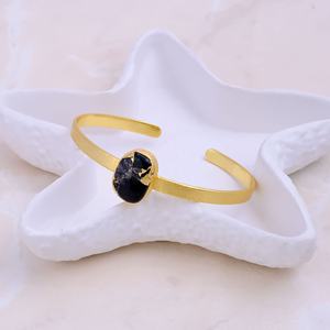 Bracelet ouvert ovale en pierre de Mohave noire fait à la main, plaqué or, serti de pierres tendance, réglable, bijoux de mode - Product Image 4