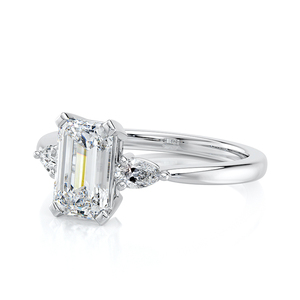 Anillo de Compromiso de Tres Piedras con Diamante Cultivado en Laboratorio con Corte Esmeralda, 1.70 CTW, Oro Sólido de 14K, Chapado en Rodio, Certificado IGI, Lujoso Anillo de Boda - Product Image 6