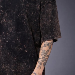 Camiseta de Manga Larga Desestructurada Personalizada para Hombre, Estilo Punk, con Gráficos Desgastados y Ganchos Metálicos - Product Image 2