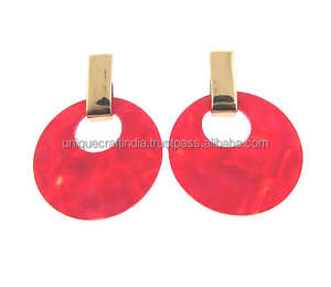 Boucles d'oreilles de mode en résine de couleur personnalisée de luxe fabriquées à la main de qualité supérieure pour les femmes d'Inde - Product Image 3