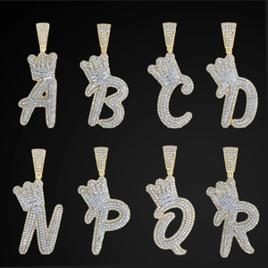 Colgante de Letra Corona Hip Hop Chapado en Oro y Plata con Cristal y Moissanita - Product Image 1