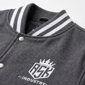 เสื้อแจ็คเก็ตวาร์ซิตี้สำหรับผู้หญิง ออกแบบมาให้ทรงทันสมัย ผลิตจากผ้าที่ทนทาน บุด้วยวัสดุที่นุ่มสบาย พร้อมรายละเอียดสไตล์สปอร์ตคลาสสิก เหมาะสำหรับลุคสบายๆ ทันสมัย - Product Image 6