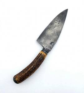 Herramienta utilitaria para exteriores de acero damasco con perfil personalizado y hecho a mano, con mango de asta de ciervo. - Product Image 3