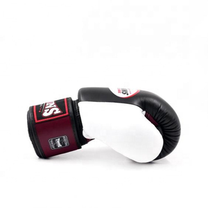 ถุงมือฝึกซ้อม MMA Sanda สีแดงเลือดนกพิมพ์ลายสีขาว พร้อมแถบตีนตุ๊กแก ป้องกันการลื่น กันน้ำ ป้องกันรังสียูวี ทำจากหนังสังเคราะห์ - Product Image 2