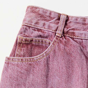 Shorts tendance 2026 : Short en jean rose taille haute avec ourlet effiloché et poches, style décontracté pour femme, idéal pour l'été - Product Image 3
