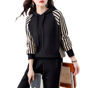 Sweat-shirt col haut pour femmes ensemble de pantalons de survêtement automne coupe ajustée tenue de Sport avec manches longues élastique haut court motif solide - Product Image 1