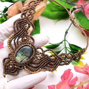 Collier macramé classique fait main en jade avec chaînes marron, collier statement avec perles, bijou ajustable en pierre de guérison - Product Image 3