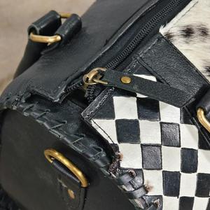 Sac Speedy en cuir de luxe avec panneau en cuir de vachette à motif damier, détail pompon, design noir et blanc - Product Image 5