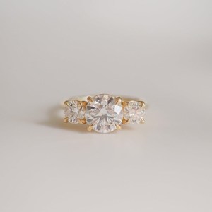 Anillo de tres piedras con diamante talla redonda East West de 1.01 quilates cultivado en laboratorio con oro amarillo de 18 quilates, joyería de regalo para fiestas, bodas, cumpleaños, etc. - Product Image 1