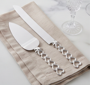 Juego de 2 piezas de cuchillo y espátula para pastel de acero inoxidable con mangos plateados en forma de corazón para uso en bodas y fiestas. - Product Image 6