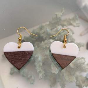 Boucles d'oreilles en résine faites à la main avec de vraies fleurs séchées, bijoux élégants et légers pour femmes, accessoires de mode, cadeau pour femmes ou filles - Product Image 1
