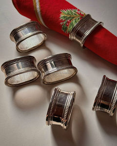 Rond de serviette en métal argenté magnifiquement poli pour la décoration de fêtes, les dîners élégants, les mariages ou les occasions familiales spéciales - Product Image 2