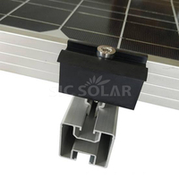 Profilés photovoltaïques en aluminium argenté et noir pour rails de fixation de panneaux solaires sur toiture à tuiles