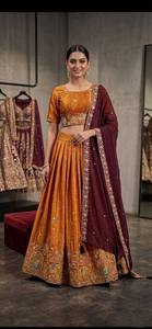 El exquisito conjunto Lehenga es una muestra de excelencia en la elegancia tradicional que combina una rica gama de colores vibrantes con una artesanía meticulosa. - Product Image 4