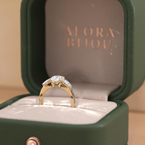 Anillo de Compromiso con Diamante Ovalado de Laboratorio de 2.50ct, con Piedras Laterales en Forma de Pera, Oro Sólido de 14K, Certificado IGI de Lujo - Product Image 2